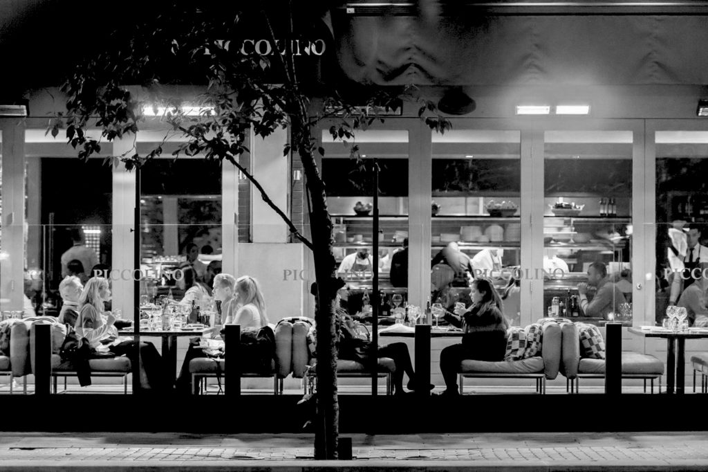 Restaurant-scene---Oozels-Square,-BrindleyPlace,-Birmingham