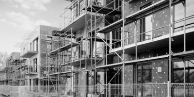 Flat construction with scaffolding - Black and white