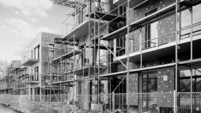 Flat construction with scaffolding - Black and white