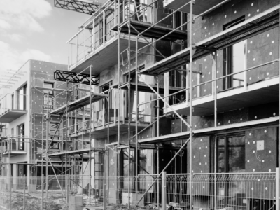 Flat construction with scaffolding - Black and white