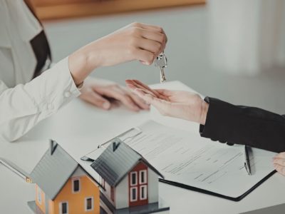 Housing agreement and exchange of keys by two people